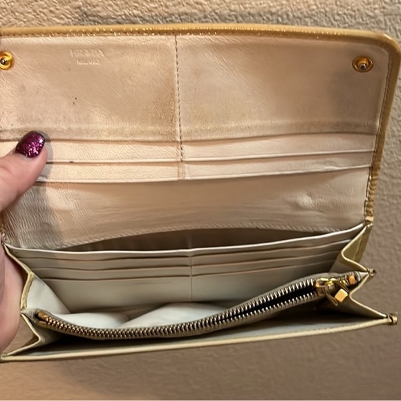 RARE Prada Saffiano Vernic Talco Studded Wallet 1M1132 - Picture 4 of 9